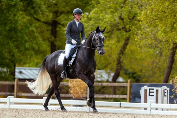 Tessa Ottenhof rijdt dressuur met een perfect passend zadel van Equilibrium