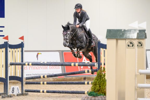 Tessa Ottenhof draagt de Uvex Exxeed Lady veiligheidshelm met brede klep en Swarovski details