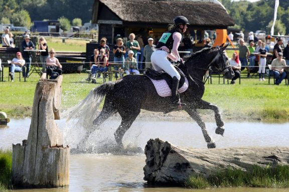 Tessa Ottenhof springt met Cerrito DV Z en een passend zadel van Equilibrium