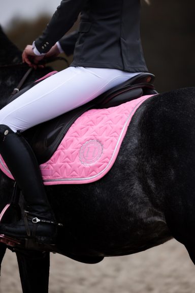 Roze Harcour Cerrito zadeldekje gebruikt door Tessa Ottenhof