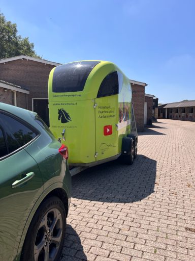 Tessa Ottenhof met paardentrailer van sponsor Zeker de Boer
