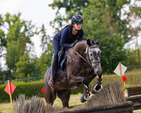 Tessa Ottenhof draagt de Uvex Exxeed Diamond helm met satijn en Swarovski kristallen