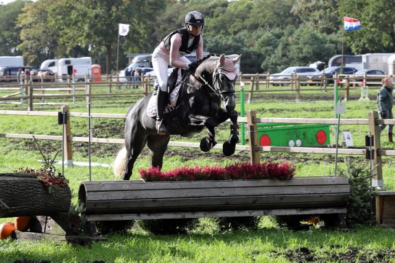 Tessa Ottenhof draagt de Uvex Exxeed Flash veiligheidshelm met Swarovski kristallen