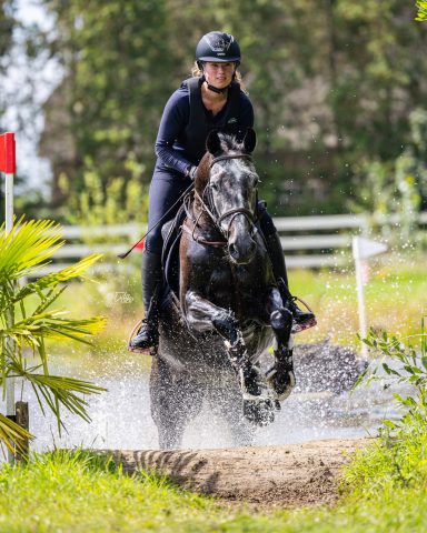 Tessa Ottenhof draagt de Uvex Exxeed Diamond helm met satijn en Swarovski kristallen