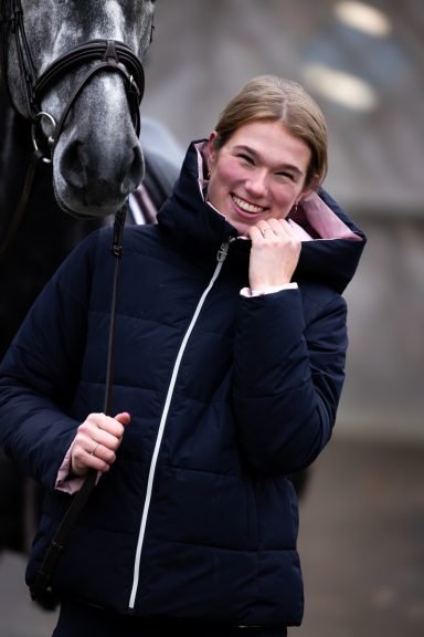 Marineblauwe Harcour Adèle parka gedragen door Tessa Ottenhof