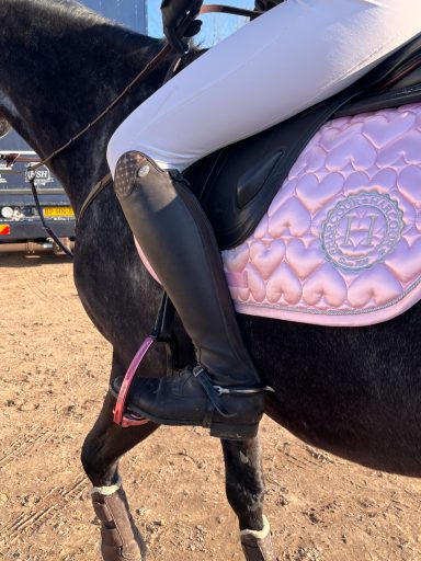 Tessa Ottenhof in actie tijdens het springen met veilige Tech Stirrups beugels
