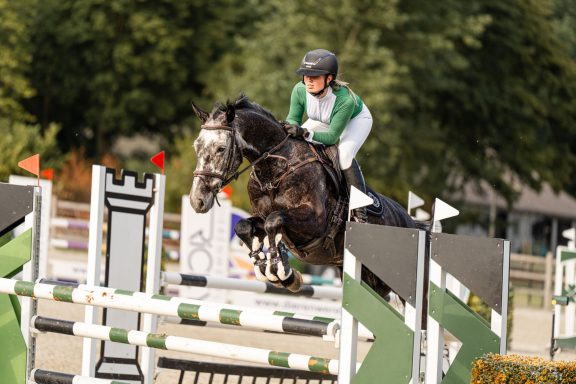 Tessa Ottenhof in actie met haar op maat gemaakte Equilibrium crosszadel