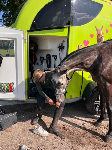 Tessa Ottenhof met paardentrailer van sponsor Zeker de Boer