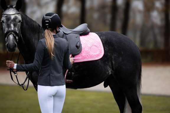 Tessa Ottenhof draagt een veiligheidshelm van Uvex tijdens het rijden