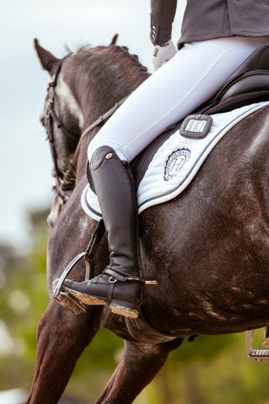 Tessa Ottenhof traint dressuur met de Tech Stirrups Venice Dressage beugels