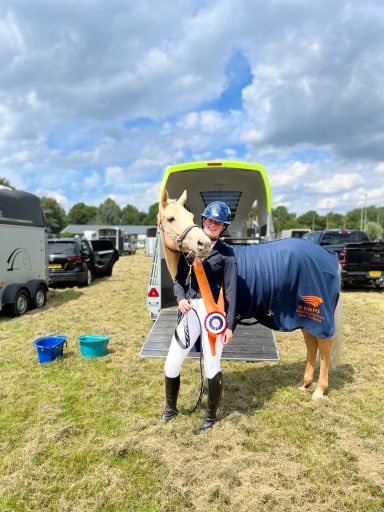Tessa Ottenhof met paardentrailer van sponsor Zeker de Boer